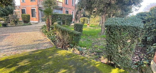 Ampia casa d'epoca con giardino di 3000 mq