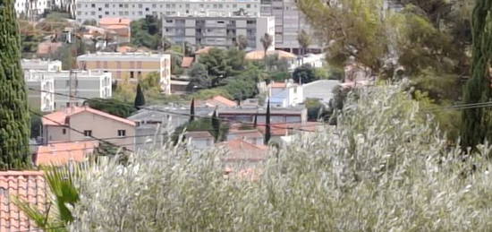 Charmante maison meublée avec extérieur vue mer , proche du port et des crêtes, climatisation