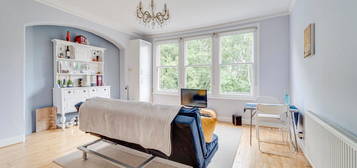 Flat for sale in Kings Avenue, London N10