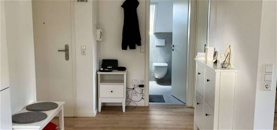 Möblierte und lichtdurchflutete 2-Zimmer-DG-Wohnung mit EBK in Ditzingen
