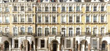 Duplex to rent in Redcliffe Square, London SW10