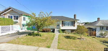 7708 Davies St, Burnaby, BC V3N 3H4