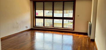 Arrendamento de Apartamento T2  na rua Abel Manta, 34