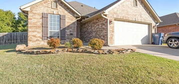 1712 Spruce Cir, Shawnee, OK 74804