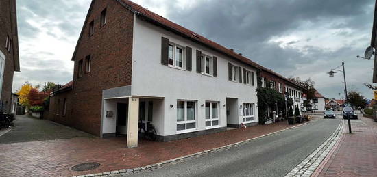 Großzügige Wohnung mit Balkon und Carport zu vermieten!