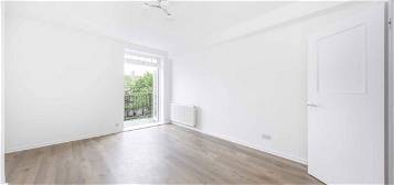 Flat to rent in Tilson Gardens, London SW2