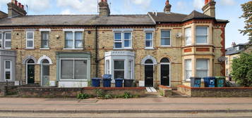 Terraced house to rent in Elizabeth Way, Cambridge CB4