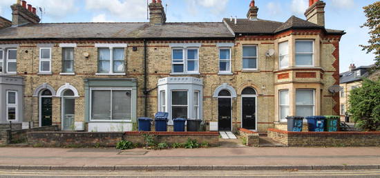 Terraced house to rent in Elizabeth Way, Cambridge CB4