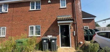 Room to rent in Macs Close, Padworth RG7