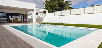 Moradia T4 com Ótimas áreas, 2 Suítes, Piscina e Lote de 856 m2