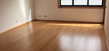 Arrendamento de Apartamento T1  na rua Maria Victória Bourbon Bobone, 31