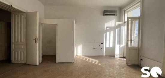 #SQ - SANIERUNGSBEDÜRFTIGER STILALTBAU MIT BALKON - MARIAHILFERSTRAßE / TOP 23