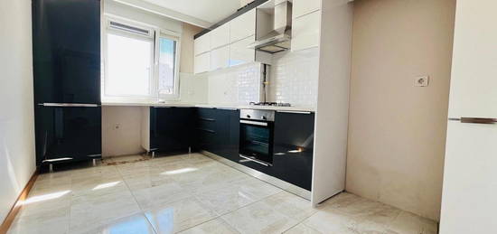 Suadiye Lisesine Komu 4 Yllk 102m2 Net Balkon 2 Banyo 3+1 BO