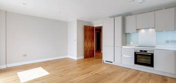 Flat to rent in Holloway Road, London N19