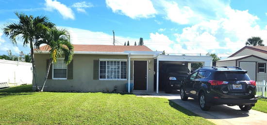 130 SE 3rd Ave, Boynton Beach, FL 33435