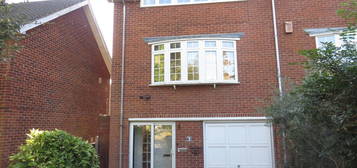 Terraced house to rent in High Street, Buckhurst Hill IG9