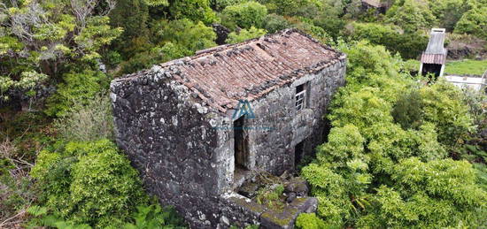 Quinta para recuperar na zona de Ribeiras ilha do do Pico Azores