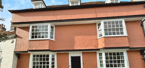 Flat to rent in Abbey Street, Faversham, Kent ME13