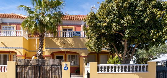 Chalet adosado en venta en calle Coral