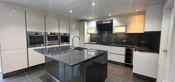 Detached house to rent in Hatfield Road, Potters Bar EN6