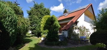 Top gepflegtes Zweifamilienhaus mit gemütlichem Garten und Garage