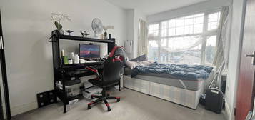 Studio to rent in Spring Grove Road, Hounslow TW3