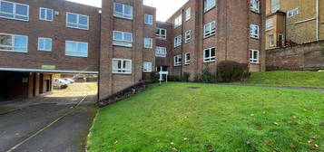 Flat to rent in Harvey Road, Guildford GU1