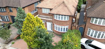 Detached house to rent in Danescroft Gardens, Hendon NW4