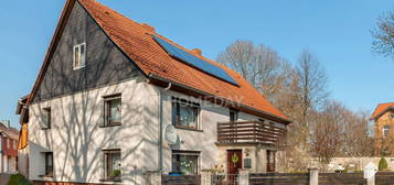 Zweifamilienhaus mit Terrasse und Südbalkon, Solarthermieanlage sowie Garage/ Werkstatt