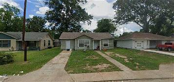 2440 Hayes Ln, Beaumont, TX 77703