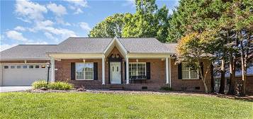 2161 Hunters Chase Dr, Hickory, NC 28601