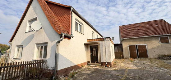 Landleben pur: Einfamilienhaus mit Stallungen, Garten und großem Grundstück in Schköna