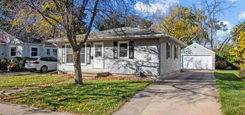 915 N Sawyer St, Oshkosh, WI 54902