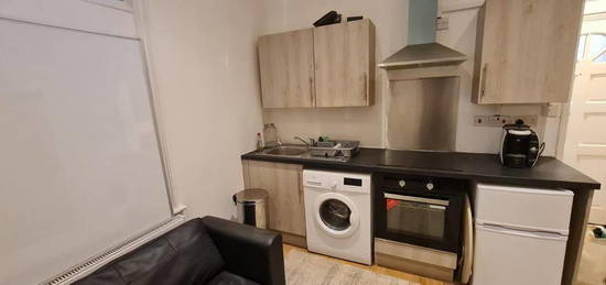 Studio to rent in Stoke Newington Road, London N16