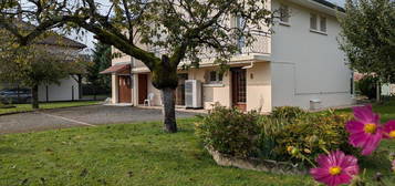 Maison individuelle au calme avec grand terrain arboré