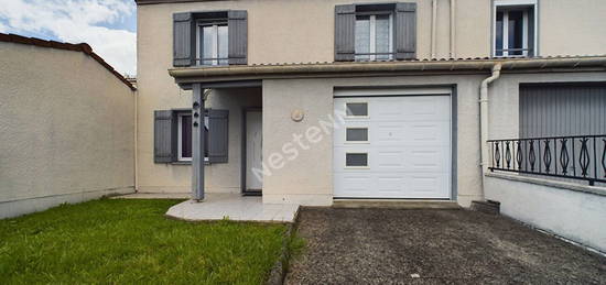 A vendre à 10 minutes d'Aurillac, sur terrain de 300 m², maison mitoyenne de type 4 d'une surface de 90m²