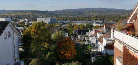 Lichtdurchflutete Maisonette-Wohnung mit Rheinblick und Garten