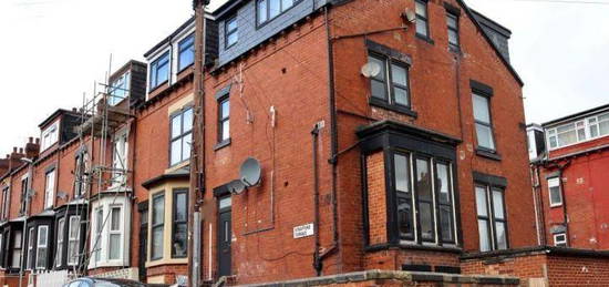 Flat to rent in Stratford Terrace, Beeston, Leeds LS11