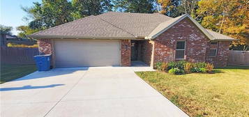 403 Love Ct, Gentry, AR 72734