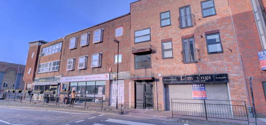 Flat to rent in Oxford Street, High Wycombe, Buckinghamshire HP11