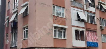 BAĞLAR SOKAĞINDA CADDE ÜZERİNDE SATILIK ARA KAT 3+1 DAİRE