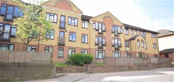 Flat to rent in London Road, Greenhithe DA9