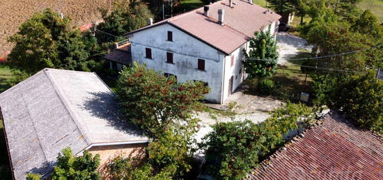 Casa in campagna con terreno e pertinenze