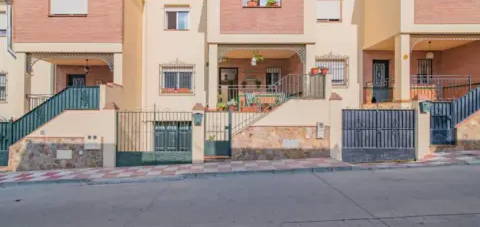 Casa adosada en calle Alpes