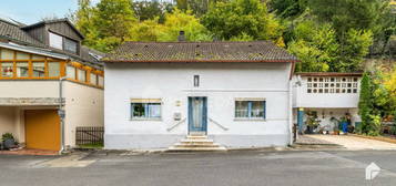 Einfamilienhaus in ruhiger Lage mit Garten und vielseitigem Nebengebäude mit Blick zur Rosenburg