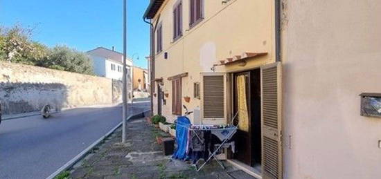 Appartamento su due piani in vendita in via Fiorentina, 374