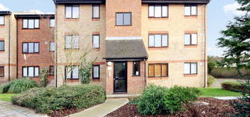 Flat to rent in Chartwell Close, Greenford UB6