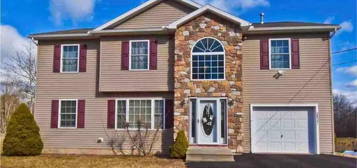 2437 Grey Birch Ln, Long Pond, PA 18334