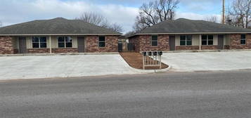 407 N 7th St, Weatherford, OK 73096