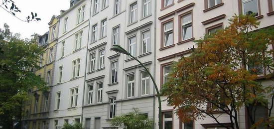 SEHR HÜBSCHE 2 ZI-STIL-ALTBAUWOHNUNG MIT EBK UND GARTENNUTZUNG NÄHE SCHWEIZER PLATZ